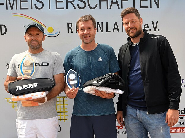 Siegerehrung Herren 40, v. li.: Roman Garzorz (1.), Ralf Adams (2.), TVR-Sportwart Christian Klapthor