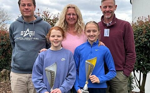 Rheinland Meisterschaften der Jugend vom 13.-15.03.2026 in Koblenz Siegerehrung Mädchen U 14 (v.l.n.r.): Mirco Schilf (Turnierleitung), Sophia Oster, TVR-Jugendwartin Sandra Beyl, Marie Wagenleitner und Thomas Schekorr (Oberschiedsrichter)